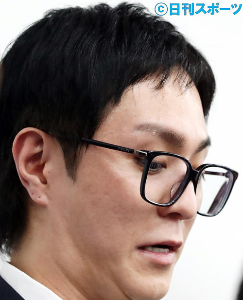 エイベックス本社で謝罪会見に黒髪で登場したAAAの浦田直也容疑者は汗だくになりながら経緯を話す（撮影・浅見桂子）