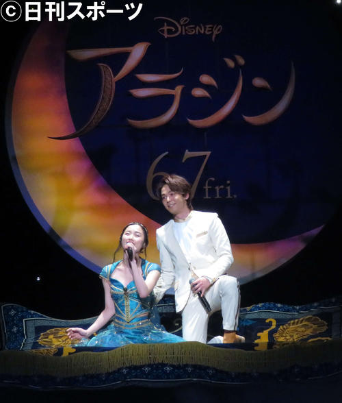 「アラジン」プレミアム吹き替え版「ホール・ニューワールド」お披露目イベントで熱唱する中村倫也（右）と木下晴香（撮影・大井義明）