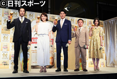 注ぎ立てのビールで乾杯する、左から堤真一、石田ゆり子、鈴木亮平、浜田岳、足立梨花（撮影・足立雅史）