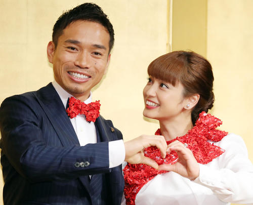 長友佑都（左）を見つめる平愛梨（2016年12月24日撮影）