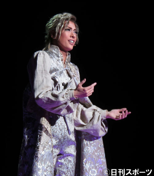 現在、東京宝塚劇場で上演中の花組公演「CASANOVA」に主演し、希代のプレーボーイを演じている花組トップ明日海りお（撮影・村上久美子）
