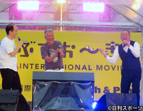 「北酒場」を熱唱する、左からトレンディエンジェル斎藤司、中村泰士氏、レイザーラモンRG
