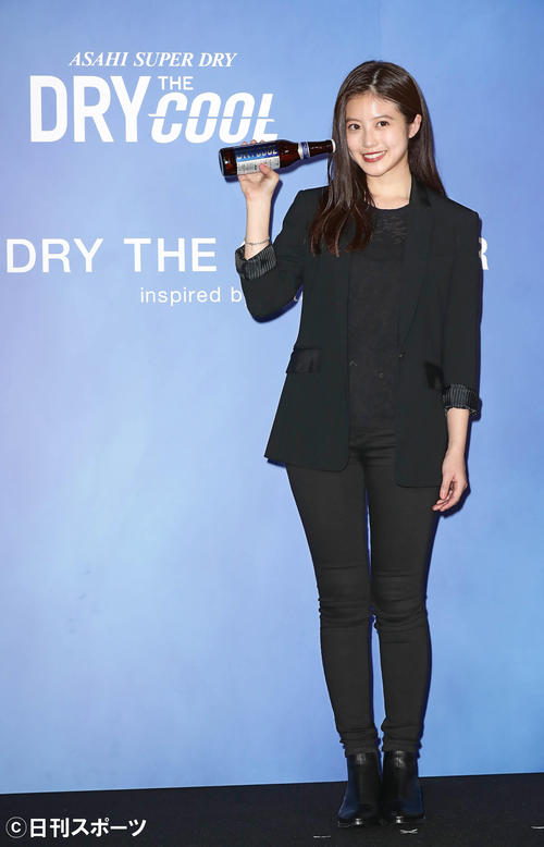 「DRY THE COOL」アンバサダーに就任し、商品を手にポーズを決める今田美桜(撮影・丹羽敏通)