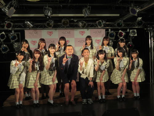 新曲「探せ　ダイヤモンドリリー」発売記念イベントに出席した＝LOVEメンバーとカミナリ竹内（中央左）石田（中央右）