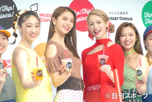 ミスタードーナツの新商品「タピオカドリンク」発売記念乾杯式に出席したE－girlsの、左から坂東希、佐藤晴美、楓、山口乃々華（撮影・大友陽平）