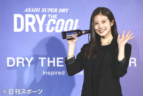 「DRY　THE　COOL」アンバサダーに就任し、商品を手に笑顔の今田美桜（撮影・丹羽敏通）