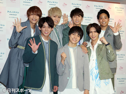 イベント「ジャニーズWEST5周ねんやねん♪よろしゅうねん♪」前の囲み取材で笑顔で写真に納まるジャニーズWESTのメンバー。前列左から小瀧望、重岡大毅、藤井流星、後列左から中間淳太、神山智洋、浜田崇裕、桐山照史（撮影・垰建太）