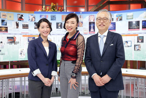 テレビ東京系「ワールドビジネスサテライト」の特別企画「昭和・平成・令和と、ユーミンと。」に出演する、左から大江麻理子アナ、松任谷由実、滝田洋一解説キャスター