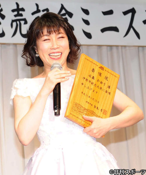 新曲「高遠さくら路」の舞台である長野県伊那市の観光大使を委嘱された水森かおり（撮影・松本久）