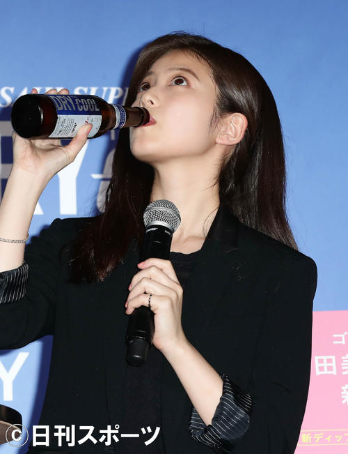 乾杯！と発声して試飲する今田美桜（撮影・丹羽敏通）