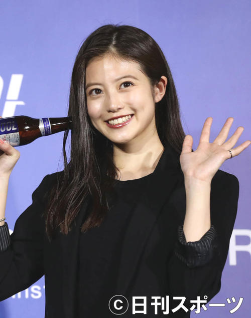 商品を手に笑顔の今田美桜（撮影・丹羽敏通）