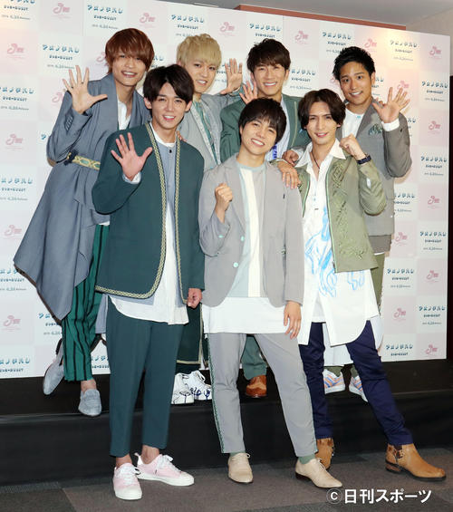 イベント「ジャニーズWEST5周ねんやねん♪よろしゅうねん♪」の囲み取材で笑顔で写真に納まるジャニーズWESTのメンバー。前列左から小瀧望、重岡大毅、藤井流星、後列左から中間淳太、神山智洋、浜田崇裕、桐山照史（撮影・垰建太）