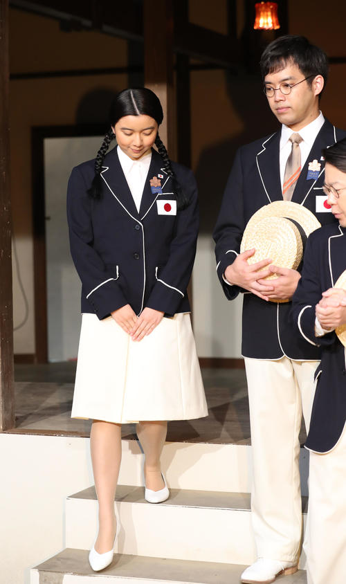 「いだてん」出演者発表に臨む上白石萌歌（左）。右は三浦貴大（撮影・林敏行）