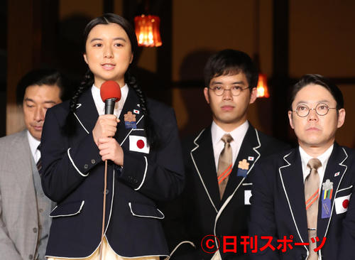 「いだてん」出演者発表であいさつする上白石萌歌（左から2人目）。左からトータス松本、1人おいて三浦貴大、阿部サダヲ（撮影・林敏行）