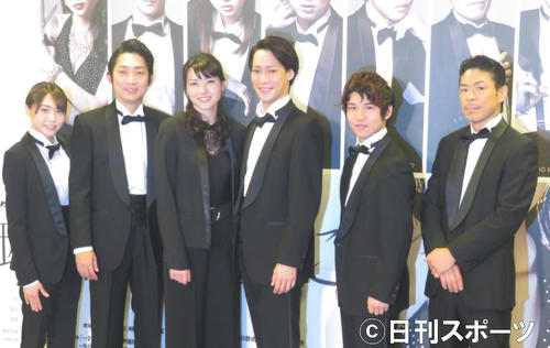 舞台「銀幕の果てに」に出演する、左から木崎ゆりあ、石田明、矢島舞美、味方良介、佐久本宝、松本利夫（撮影・横山慧）
