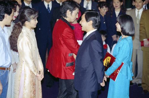 92年5月、「ミス・サイゴン」初日をご観劇された皇太子殿下と紀宮さまをお迎えする市村正親と本田美奈子