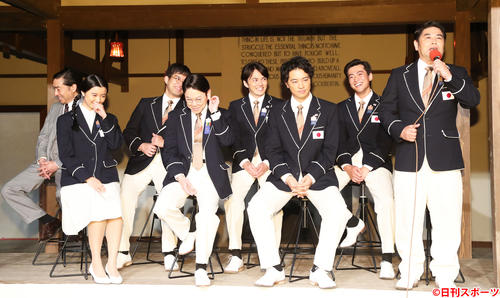 「いだてん」出演者発表で、皆川猿時（右端）のトークに笑う、後列左からトータス松本、三浦貴大、林遣都、大東駿介、前列左から上白石萌歌、阿部サダヲ、斎藤工（2019年4月24日撮影）