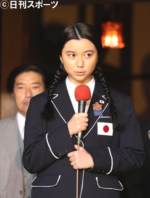 「いだてん」出演者発表であいさつする上白石萌歌。後方はトータス松本（撮影・林敏行）