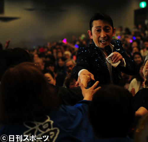 中野サンプラザ公演で、客席のファンと握手をする福田こうへい（撮影・松本久）