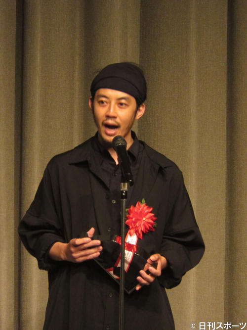 栄えある「毎日広告デザイン賞」の最高賞の受賞スピーチで下ネタに挑戦してドン滑りしたキングコング西野亮広