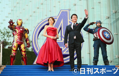 アイアンマン（左端）、キャプテン・アメリカ（右端）を引き連れカーペットイベントに登場した米倉涼子（左）と加藤浩次（撮影・足立雅史）