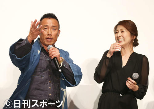 撮影エピソードのトークで盛り上がる長渕剛（左）と飯島直子（撮影・河田真司）