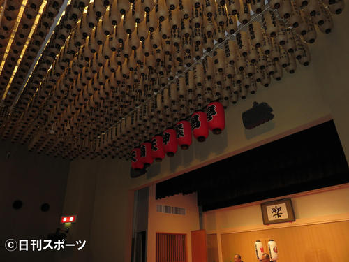 06年開館時に寄付を募り、劇場天井に掲げられたちょうちん（撮影・村上久美子）