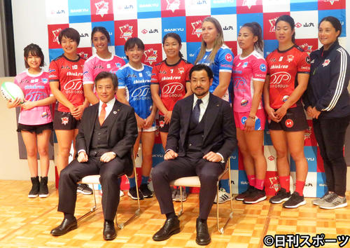 女子7人制ラグビーチーム「東京山九フェニックス」ネーミングライツ契約発表会見に出席した山九・中村公大社長（前列左）四宮洋平監督（同右）と選手。後列左端は寺本莉緒（撮影・大井義明）