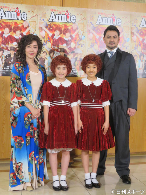 ミュージカル「アニー」公開舞台稽古に出席した、左から早見優、岡菜々子、山崎玲奈、藤本隆宏
