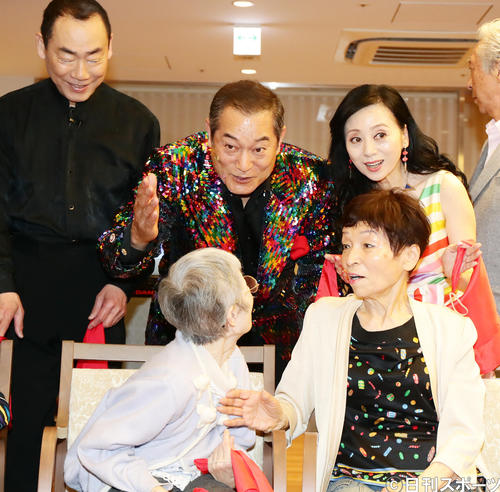 「マツケン・アスレチカをマツケンと一緒に歌って踊ろう！」と題し、都内の高齢者施設を訪れた松平健（中央）は、笑顔でお年寄りに声をかける（撮影・浅見桂子）