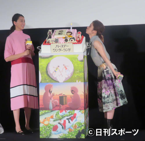 映画「バースデーワンダーランド」初日舞台あいさつでバースデーケーキのろうそくを吹き消す松岡茉優。左は杏（撮影・大井義明）