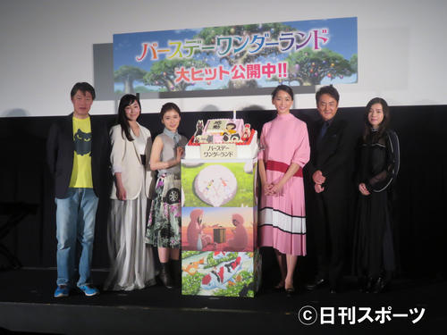 映画「バースデーワンダーランド」初日舞台あいさつに登壇した左から原恵一監督、麻生久美子、松岡茉優、杏、市村正親、milet（撮影・大井義明）