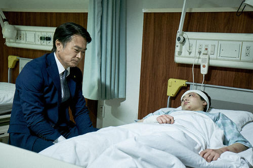 警視庁捜査一課長の久能源一郎（石黒賢＝左）は、犯人と戦った、実の娘でもある所轄・緑坂署の刑事・久能詩織（武田梨奈）に「勇敢だった」声をかける（C）東海テレビ