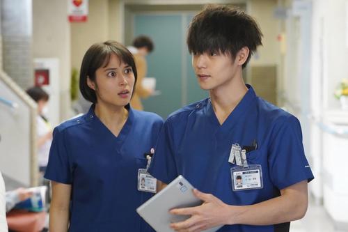 放射線技師の広瀬裕乃（広瀬アリス＝左）と五十嵐唯織（窪田正孝）（C）フジテレビ
