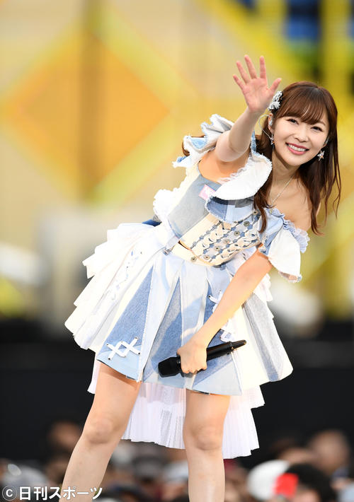 ファンに手を振るHKT48の指原莉乃（撮影・横山健太）