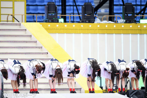 演奏後、深々とお辞儀をするNGT48（撮影・横山健太）