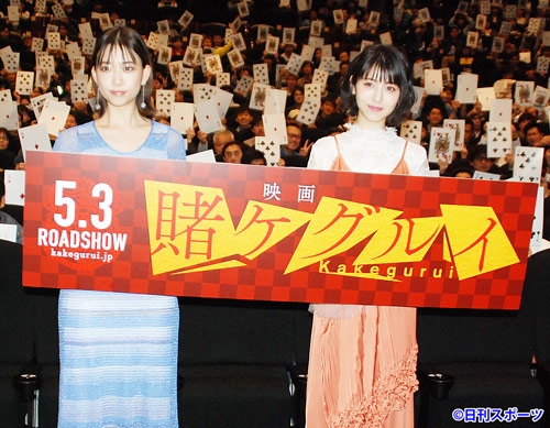 舞台あいさつした森川葵（左）と浜辺美波（撮影・松浦隆司）