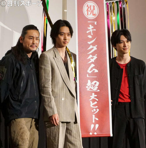 映画「キングダム」大ヒット舞台あいさつに出席した、左から坂口拓、山崎賢人、吉沢亮（撮影・遠藤尚子）