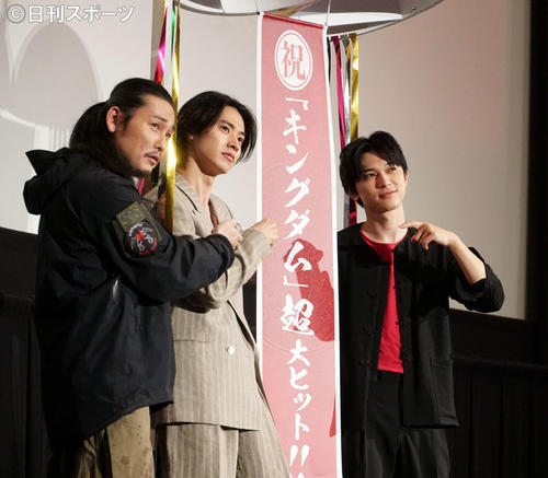 指さしポーズを決める登壇者。左から坂口拓、山崎賢人、吉沢亮（撮影・遠藤尚子）