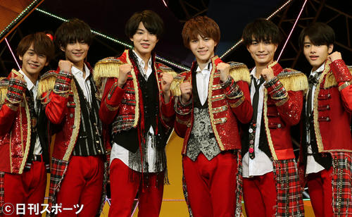 「ジャニーズ銀座2019　Tokyo　Experience」に出演する美少年の、左から藤井直樹、浮所飛貴、佐藤龍我、岩崎大昇、那須雄登、金指一世はフォトセッションで笑顔を見せる（撮影・松本俊）