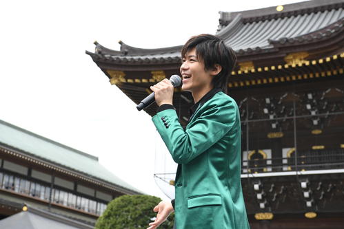 デビュー曲「離さない　離さない」ヒット祈願イベントを行った新浜レオン