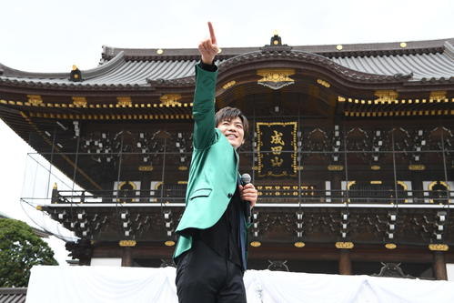 デビュー曲「離さない　離さない」ヒット祈願イベントを行った新浜レオン