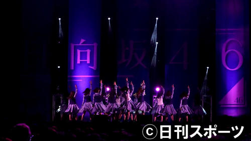 初の全国握手会でパフォーマンスする日向坂46