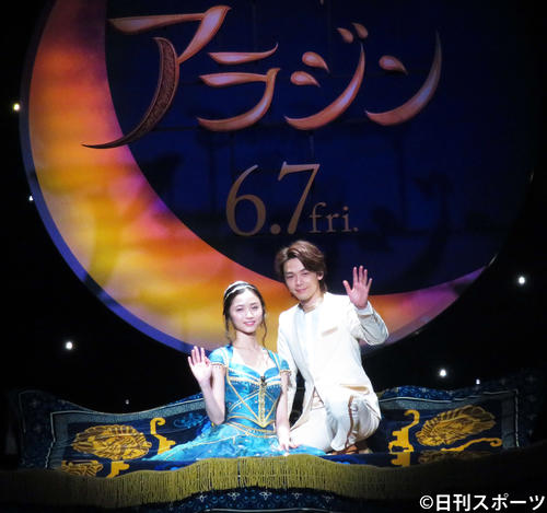 「アラジン」プレミアム吹き替え版「ホール・ニューワールド」お披露目イベントに出席した中村倫也（右）と木下晴香（2019年4月22日撮影）