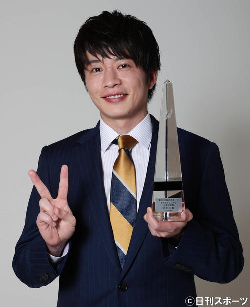 ドラマGPで主演男優賞に選ばれて笑顔で写真に納まる田中圭（撮影・丹羽敏通）