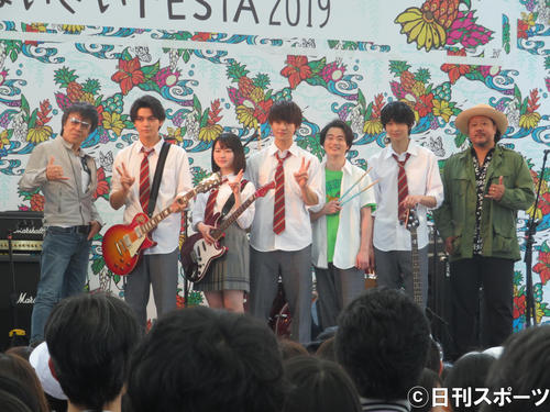 左から世良公則、真栄田郷敦、山田杏奈、佐野勇斗、森永悠希、鈴木仁、上江洌清作