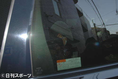 車の後部座席に乗り、NGKを後にした桂文枝（撮影・松浦隆司）