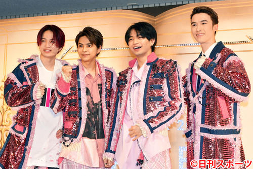 「Sexy　Zone　LIVE　TOUR　2019　PAGES」の記念撮影でポーズを決める、左から菊池風磨、佐藤勝利、中島健人、マリウス葉（撮影・滝沢徹郎）