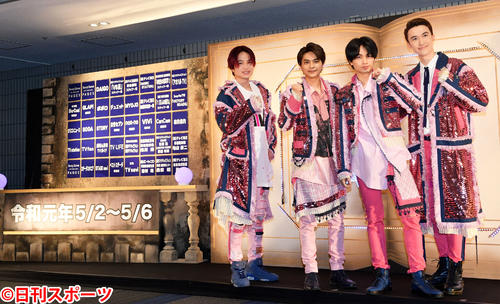 「Sexy　Zone　LIVE　TOUR　2019　PAGES」の記念撮影でポーズを決める、左から菊池風磨、佐藤勝利、中島健人、マリウス葉（撮影・滝沢徹郎）