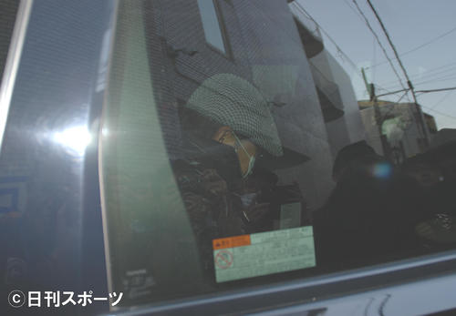 車の後部座席に乗り、NGKを後にした桂文枝（撮影・松浦隆司）